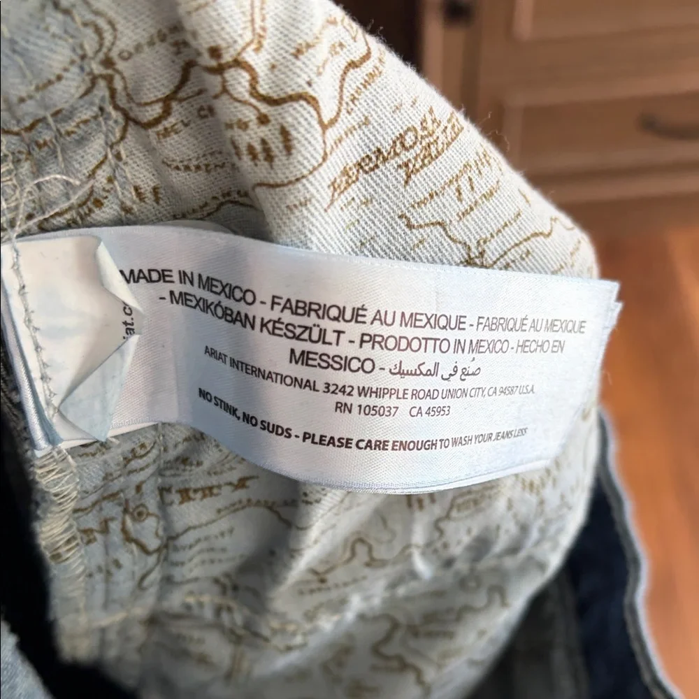 Ariat Dark Blue Distressed Jeans like new!! - Picture 7 of 8